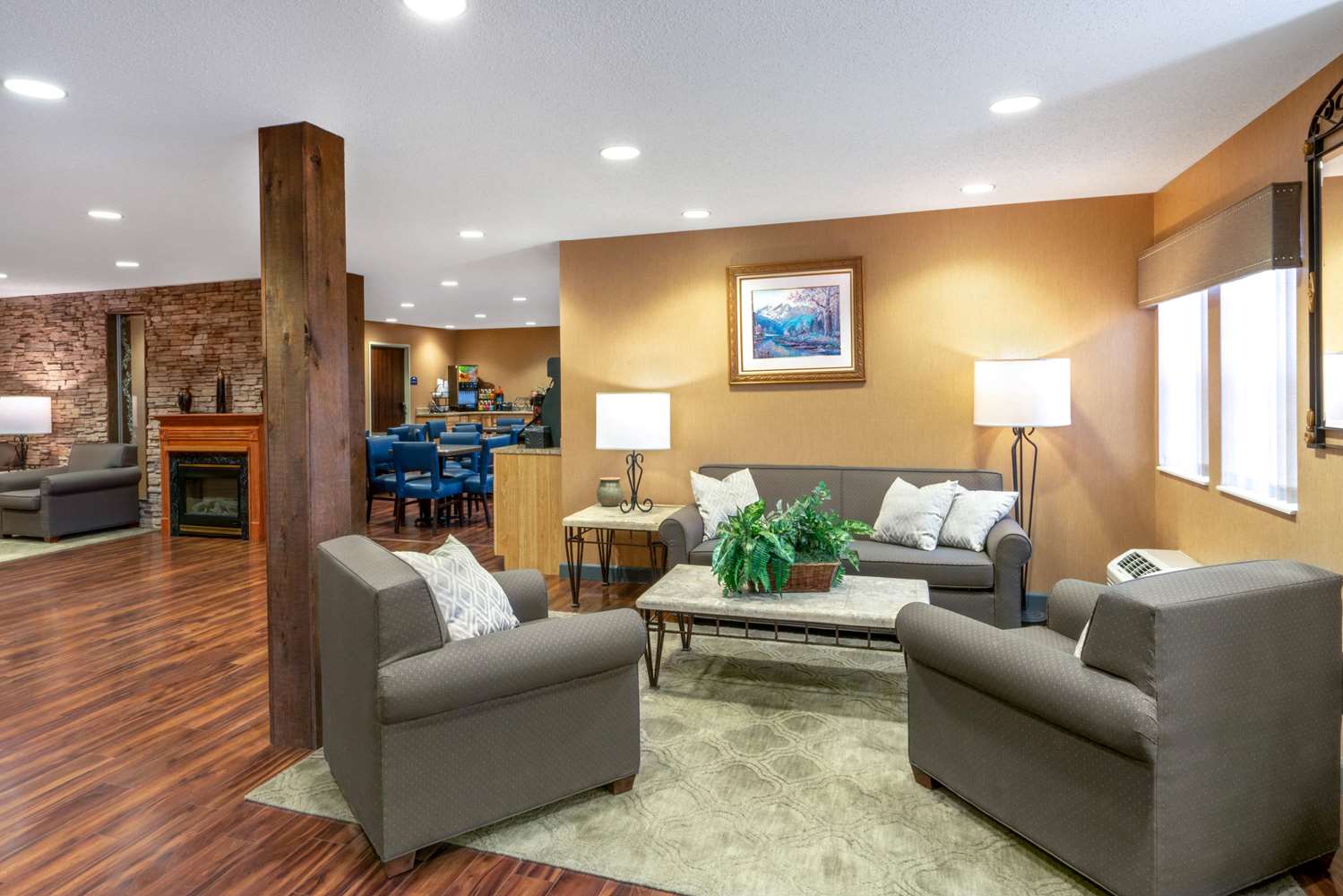 Microtel Inn & Suites by Wyndham Raton 8/21