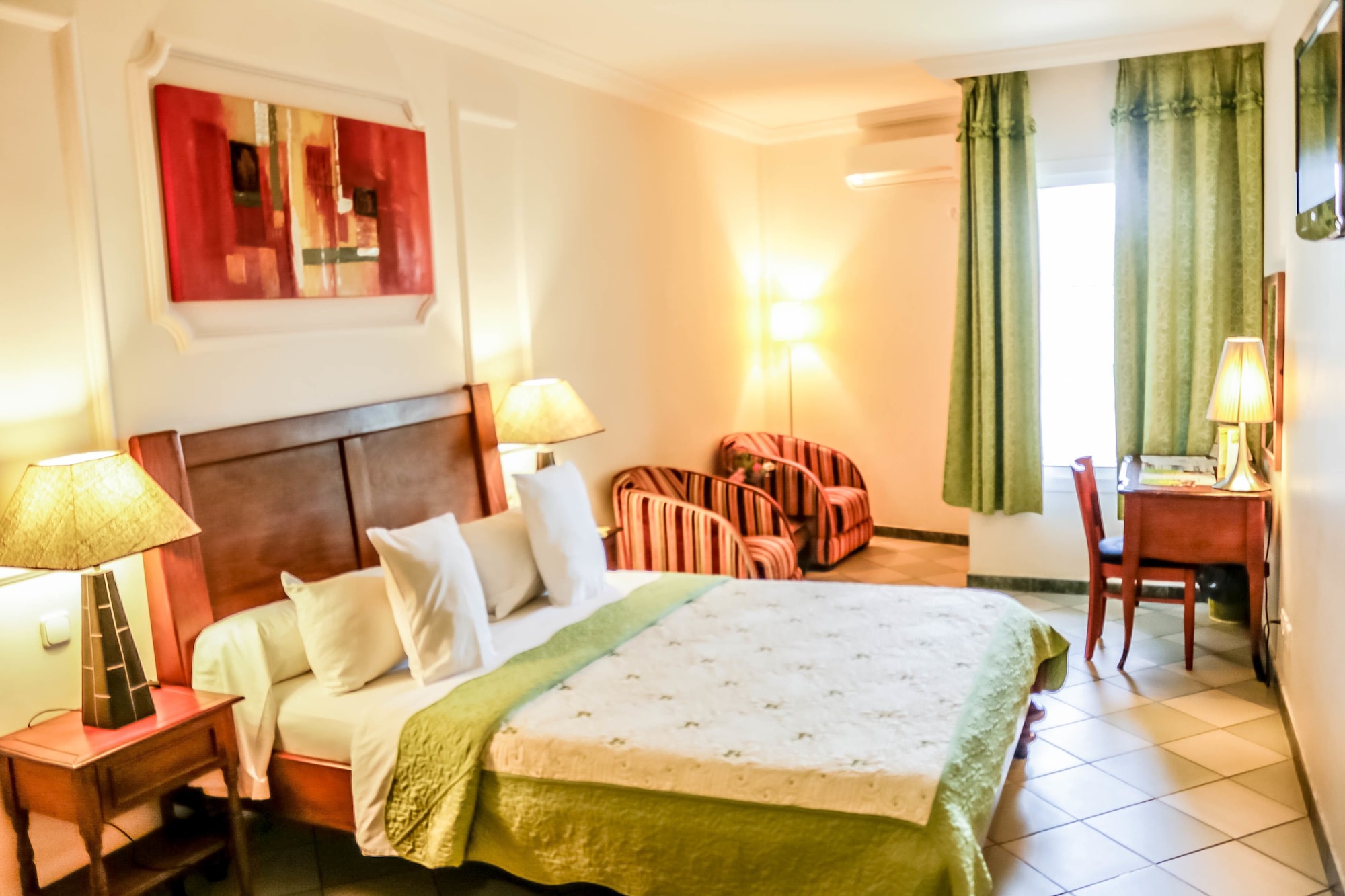 SENIOR, QUEEN BED