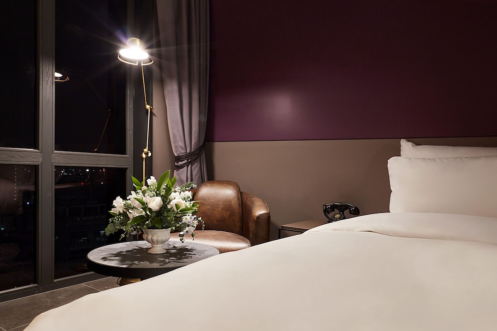 9 BRICK HOTEL 28/71