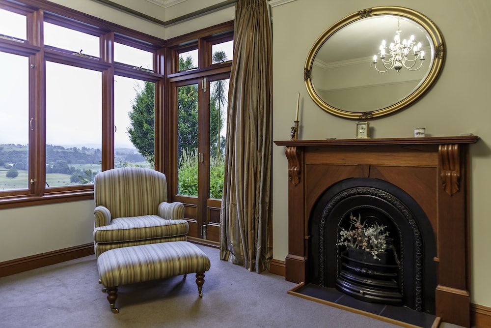 LAKE KARAPIRO LODGE 27/50