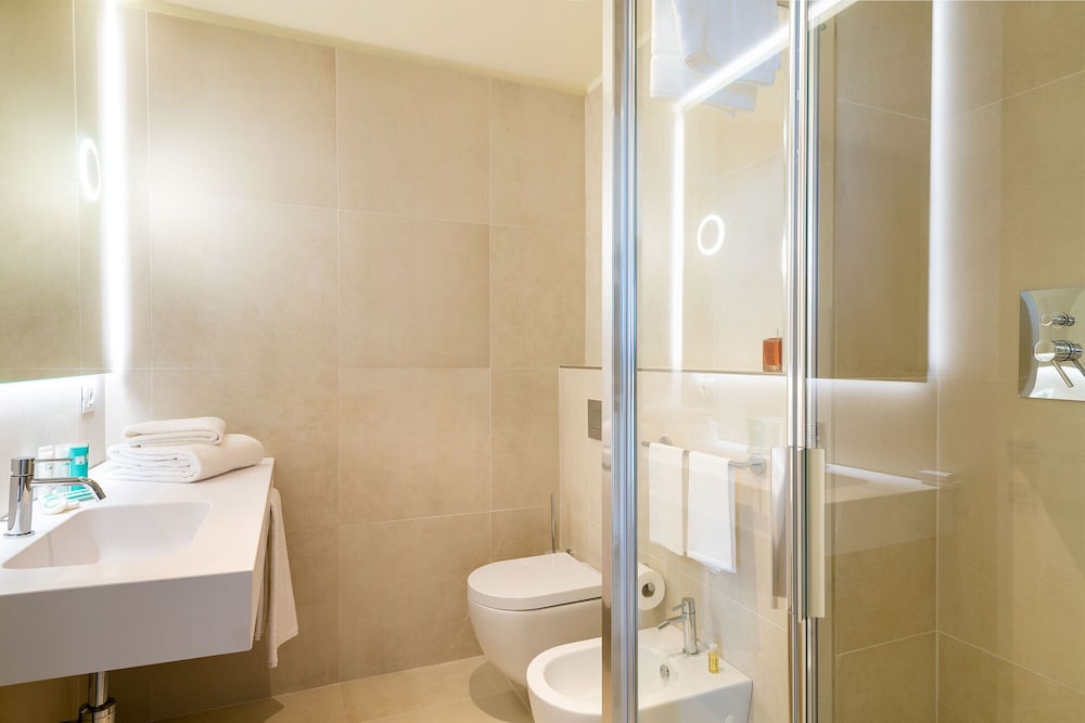 Palace Lido Hotel and Suites 32/33