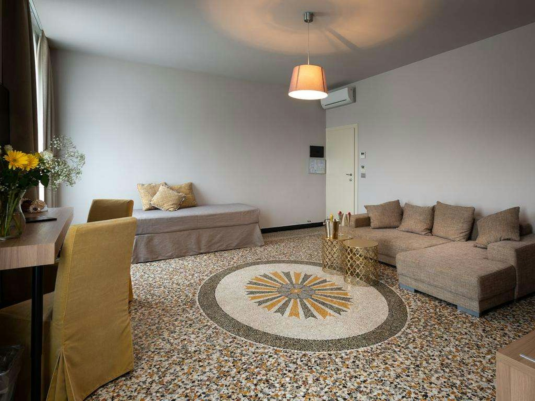 Hnn Luxury Suites 35/50