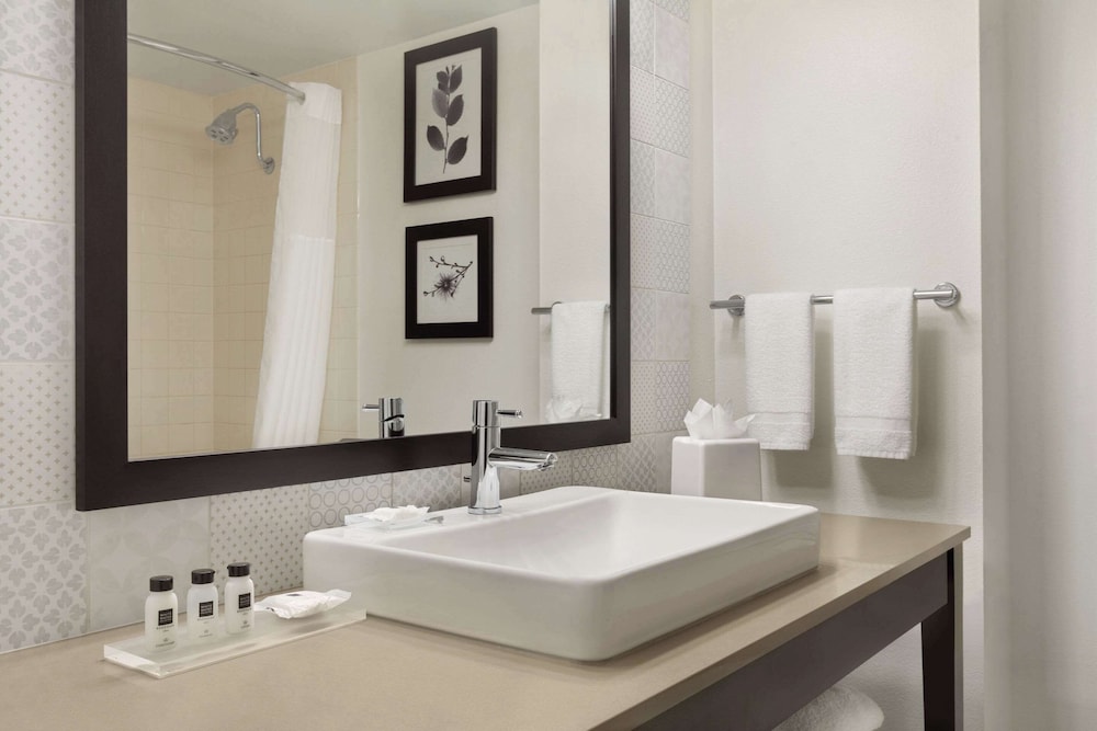 غرفة تقليدية بسرير كينج لذوي الإعاقة، Country Inn Suites By Radisson Seattle Bothell Wa 7/9