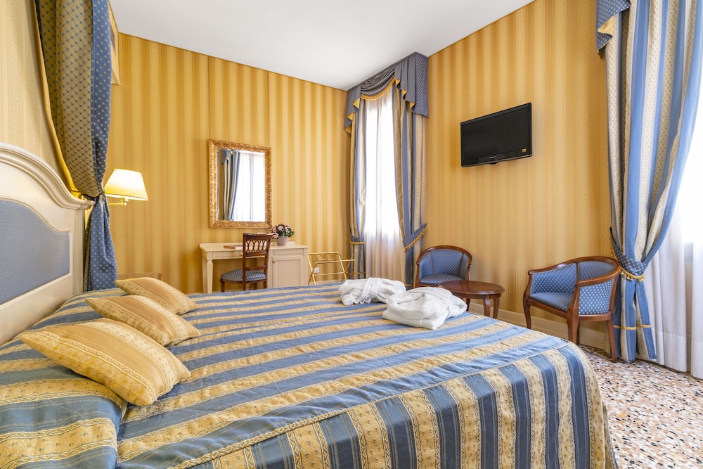 SUITE, QUEEN BED, CANAL VIEW