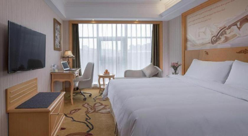 Vienna Hotel (Shenzhen Qinghu Metro Station) 25/54