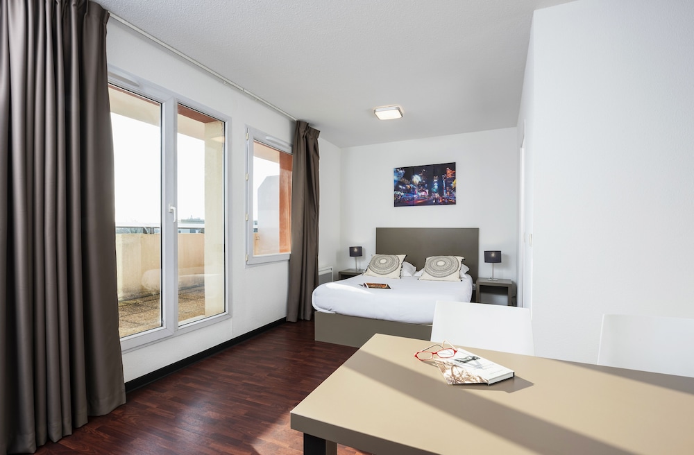 Junior Suite, Studio, 1 Double and 1 Single Bed
