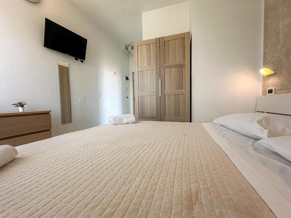 Hotel John 6/24