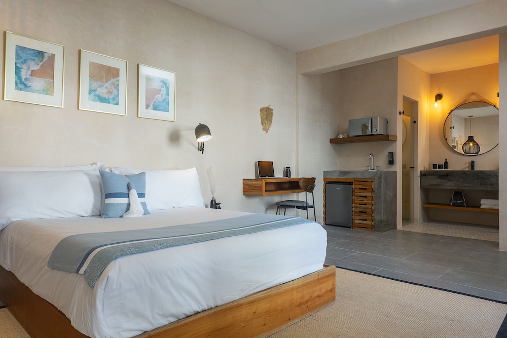 DELUXE, QUEEN BED, COURTYARD VIEW