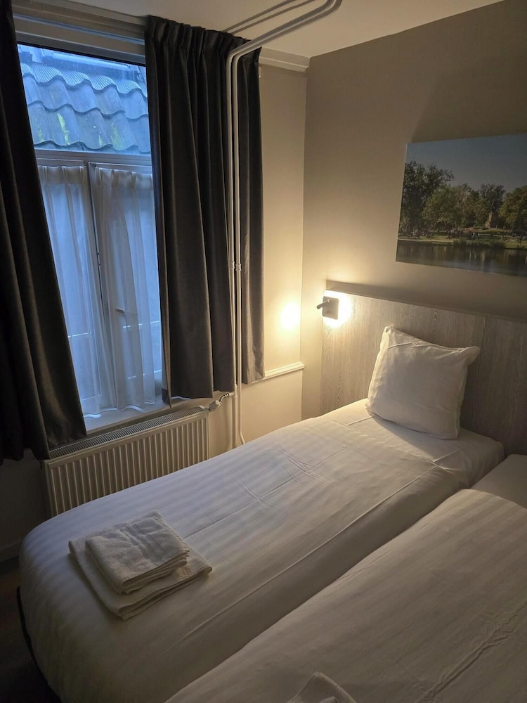 Crown Hotel 21/50