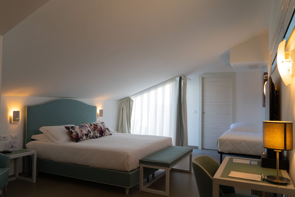 Seaside Hotel 9/42