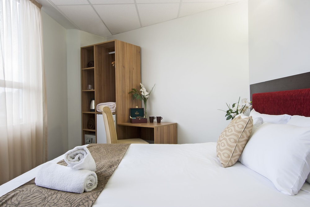 ROOM, QUEEN BED