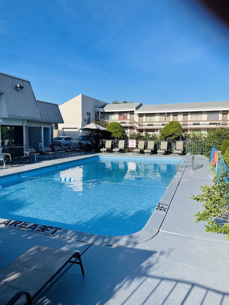 Niagara Lodge & Suites photo5