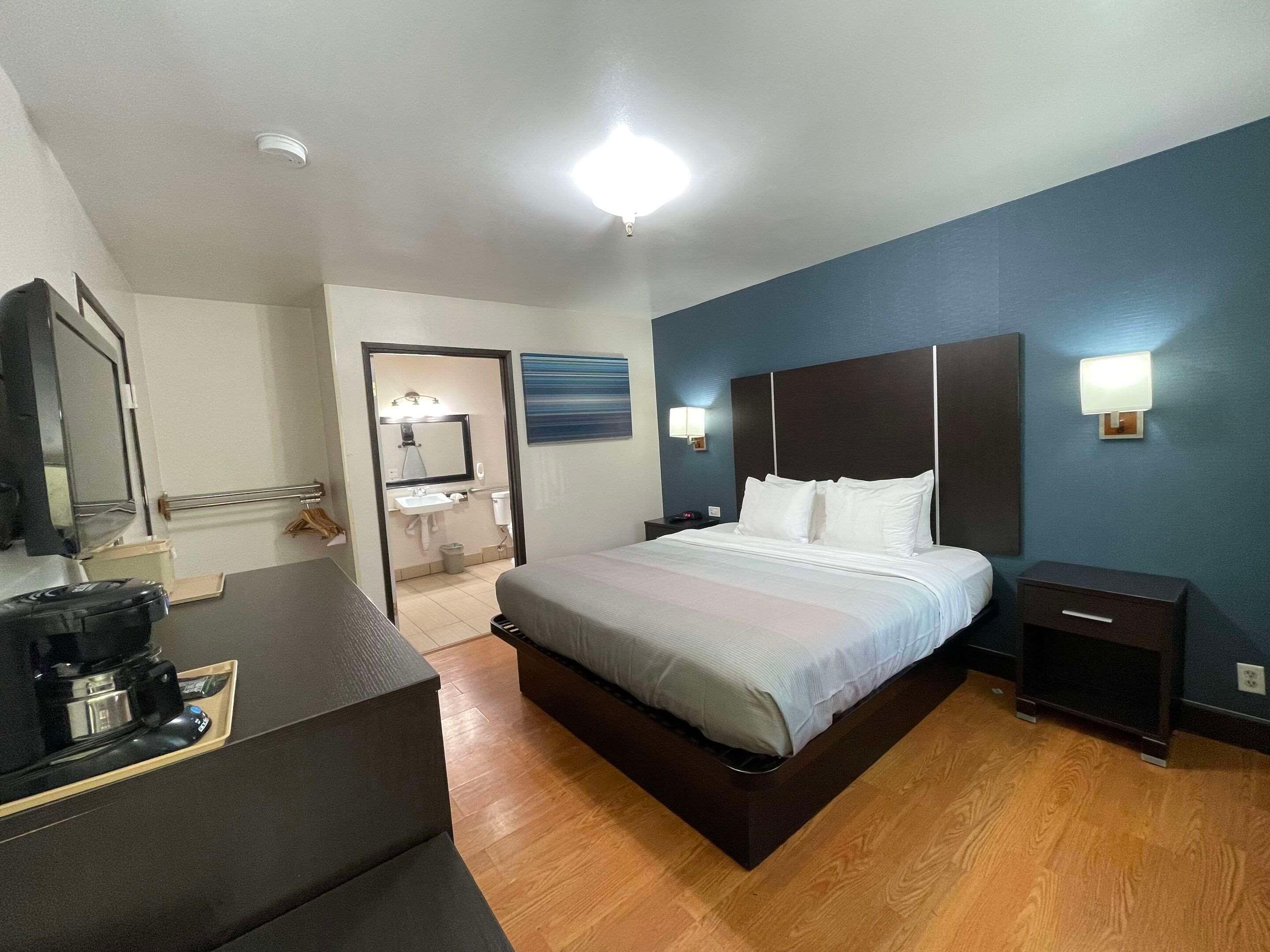 ROOM, KING BED, ACCESSIBLE