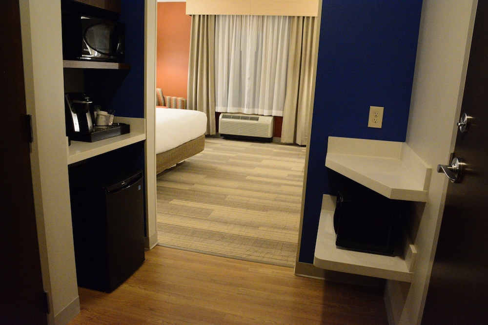 Holiday Inn Express Suites Lexington Park California 37/54