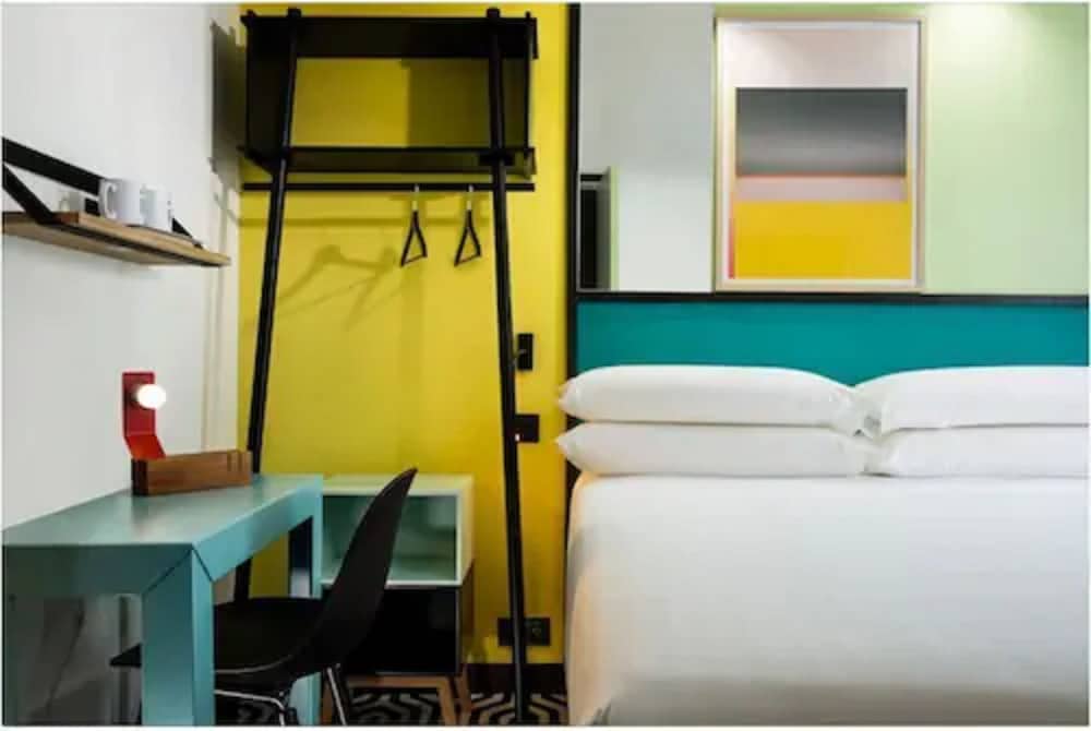 ROOM, TWIN BEDS