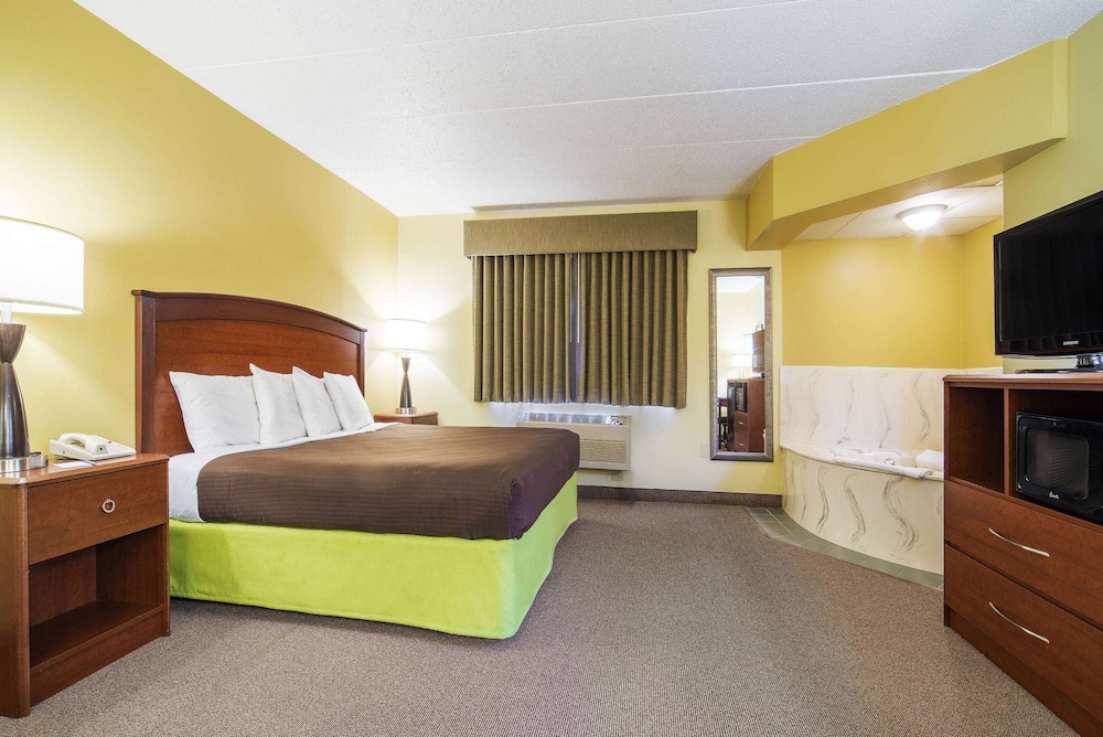 STUDIO, SUITE, KING BED