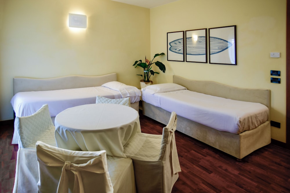 JUNIOR SUITE, KING AND TWIN BEDS