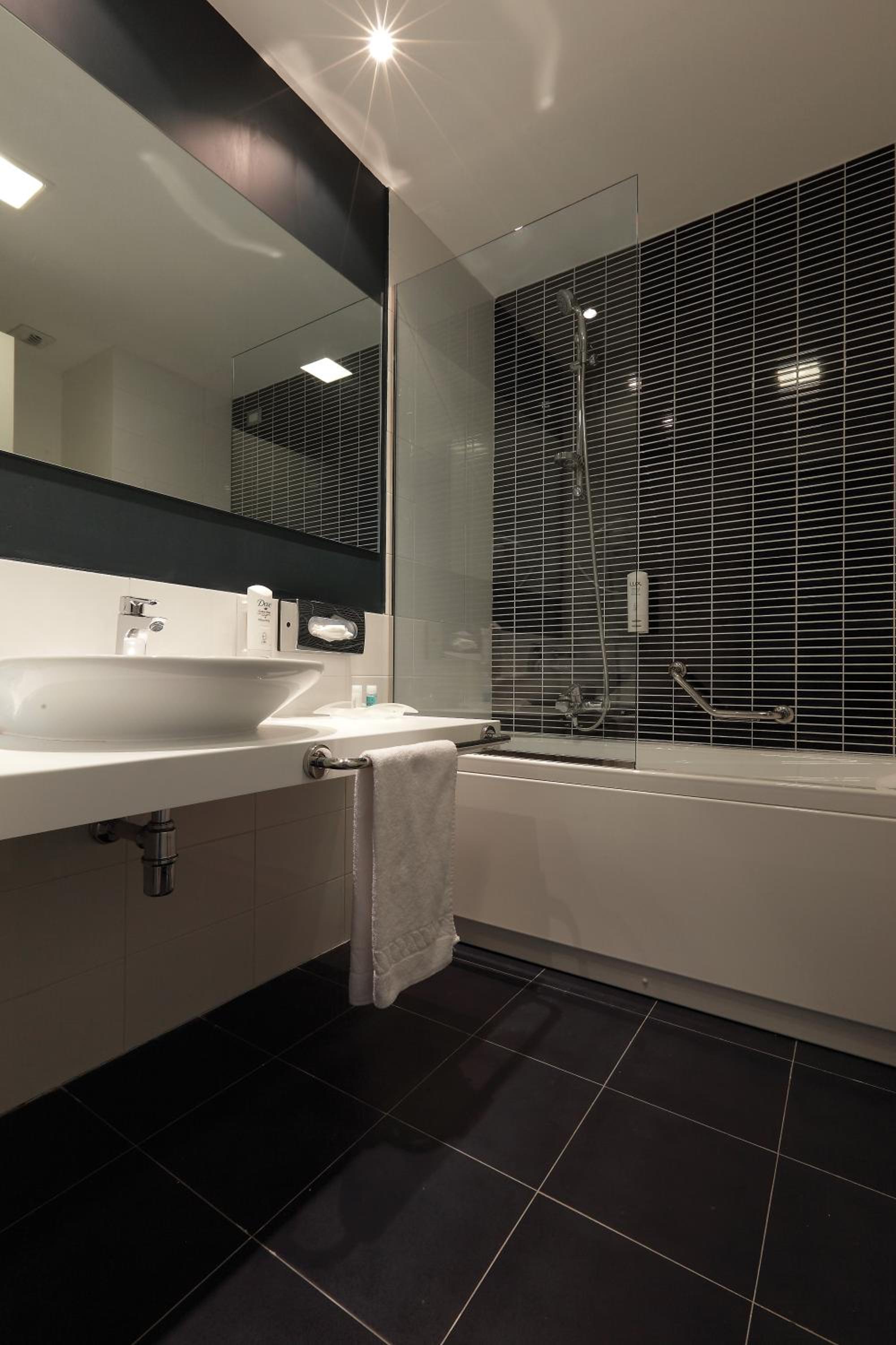 غرفة قياسية بسرير مزدوج مع أريكة، Holiday Inn Milan Nord Zara 9/10
