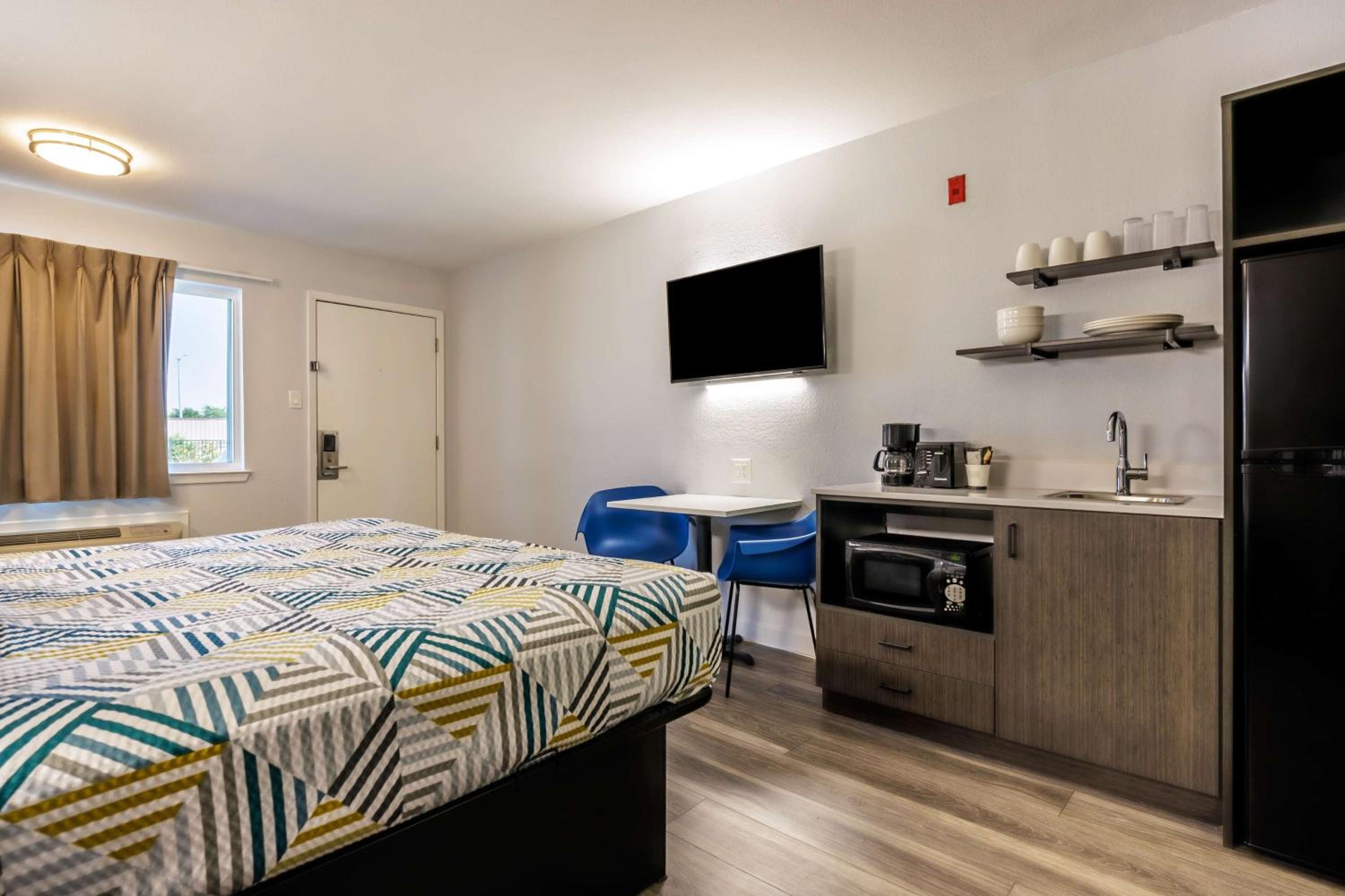 ROOM, KING BED