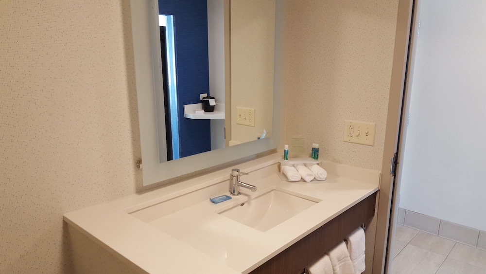 Holiday Inn Express Suites Oswego 7/48