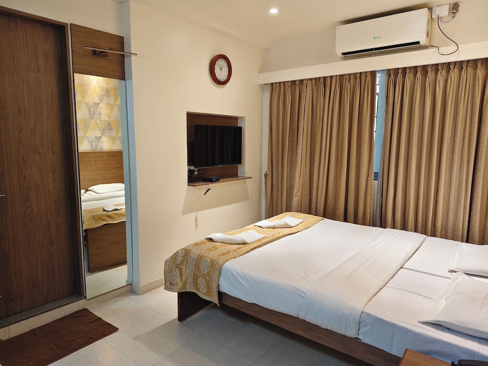 Hotel Shreyas 8/40