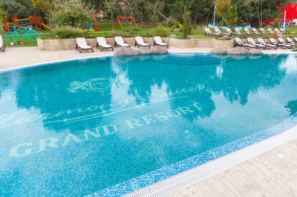 Harmony Suites 11, 12 Grand Resort 48/50