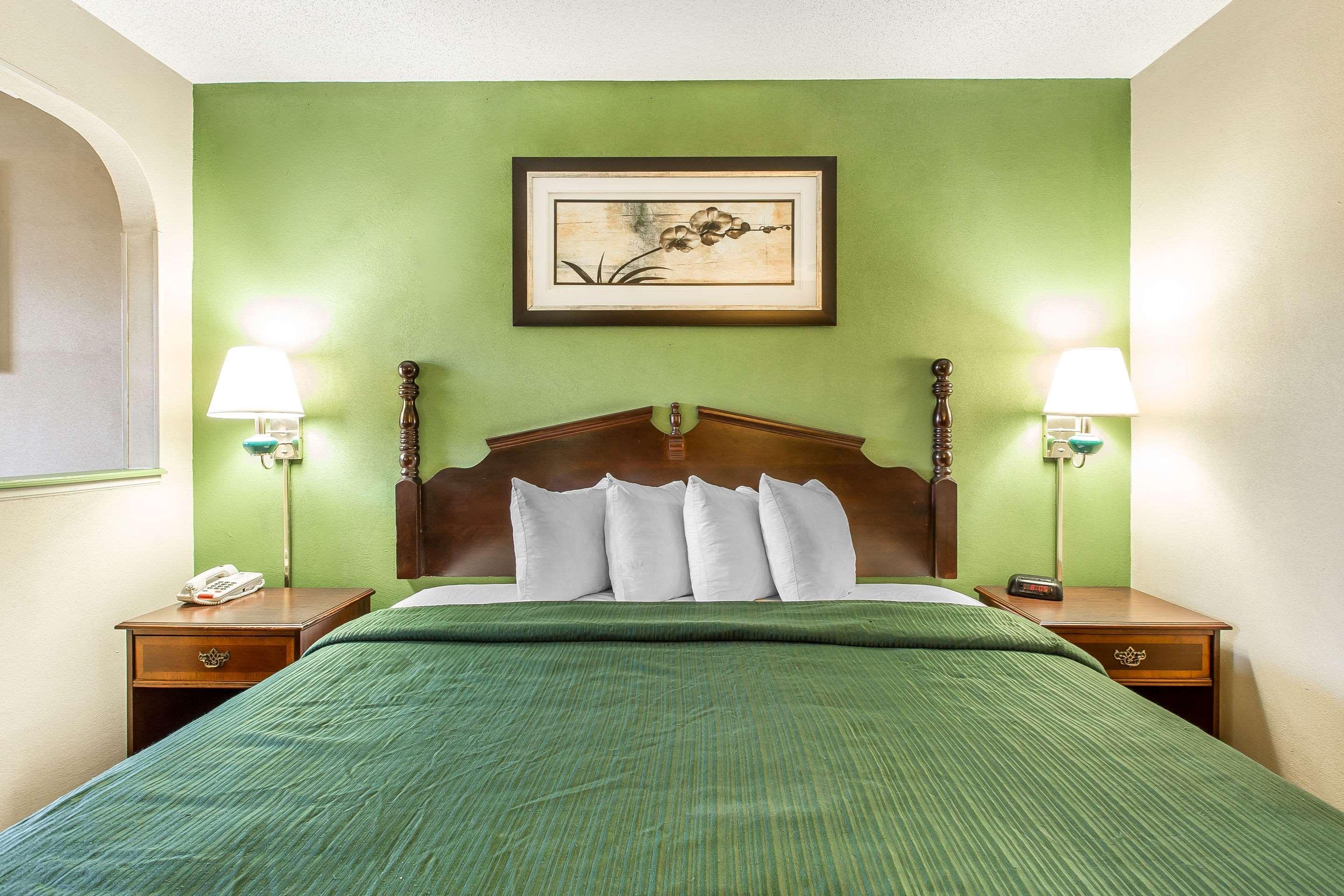 SUITE, KING BED, SMOKING