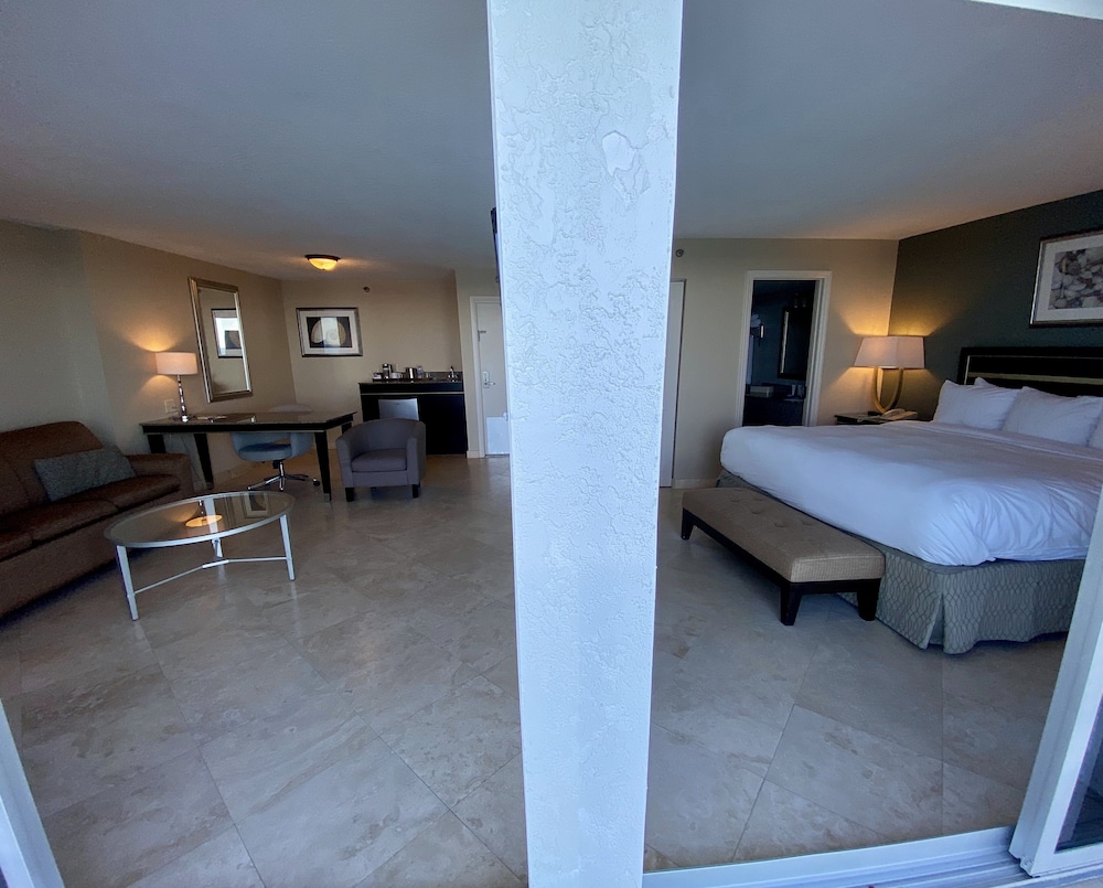 Radisson Suite Hotel Oceanfront 33/64
