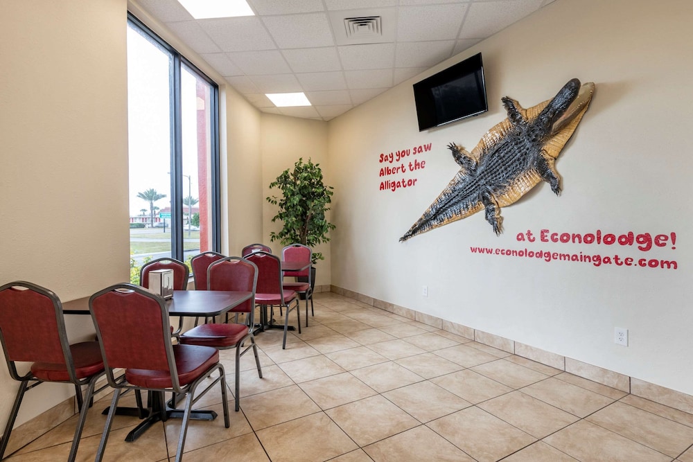 Econo Lodge Inn Suites Maingate Central 28/33
