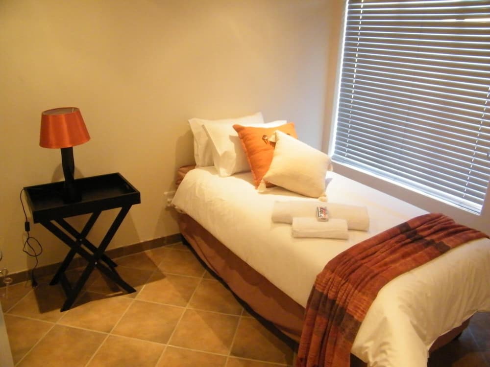 Airport Lodge Guest House 12/43