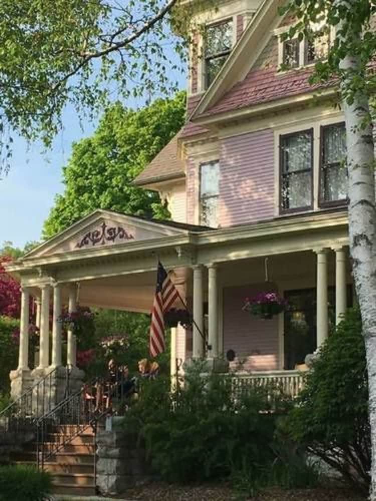 White Lace Inn 6/50