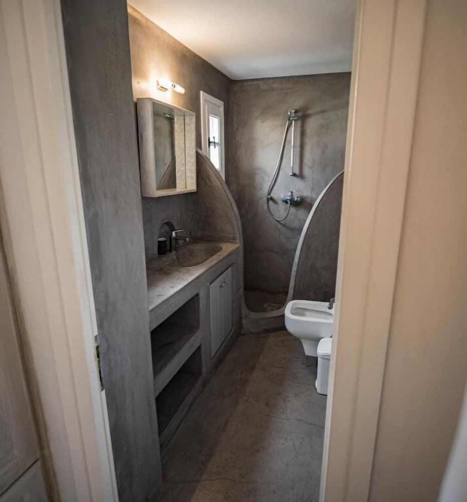 WHITE ROCK SUITES & VILLAS 50/50