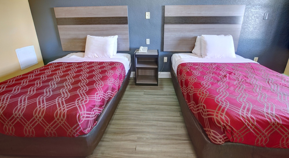 Econo Lodge at Military Circle 7/15