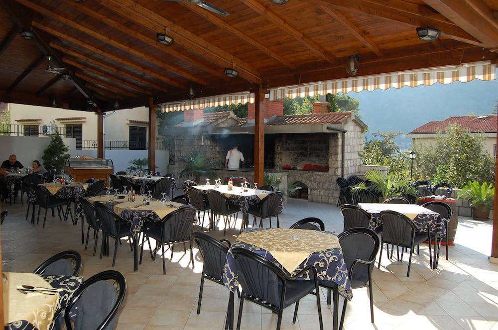 Apartments Dobrotski Dvori 37/64