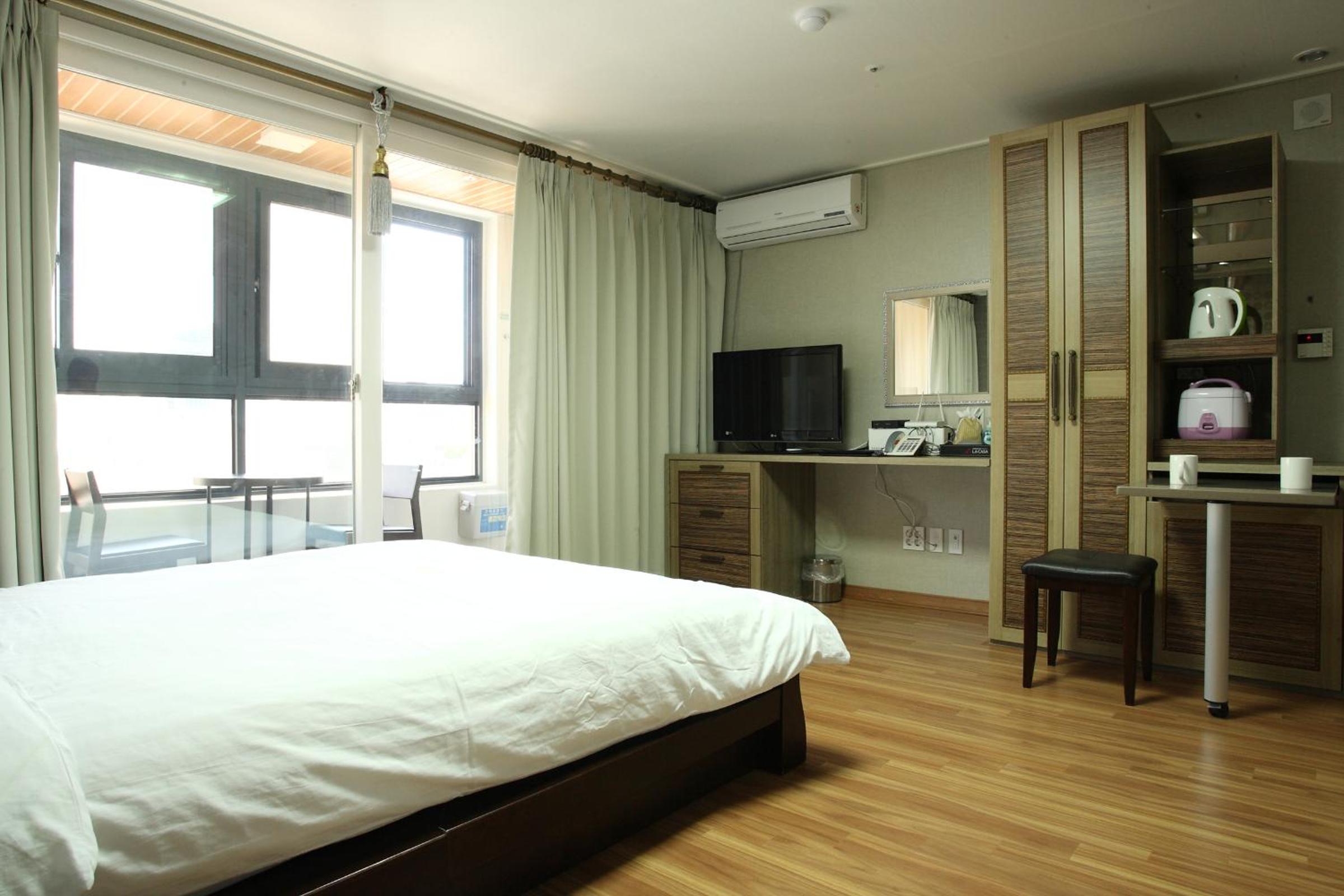 DELUXE, DOUBLE BED