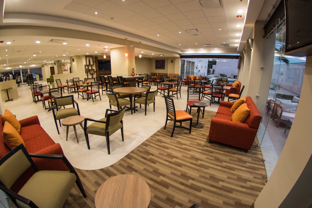 Holiday Inn Express Guadalajara Aeropuerto an IHG Hotel 50/58