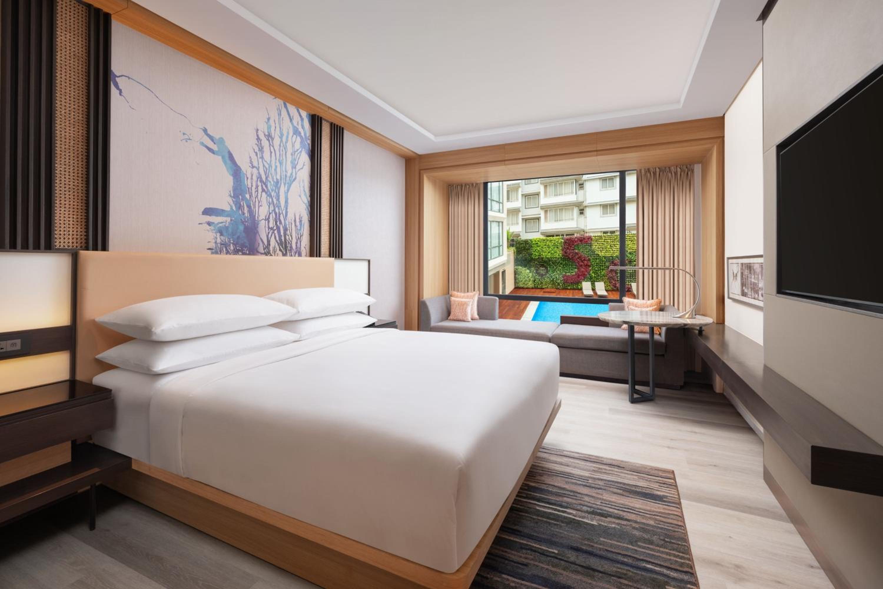 Guest Room, Deluxe, King Bed, Partial Pool View