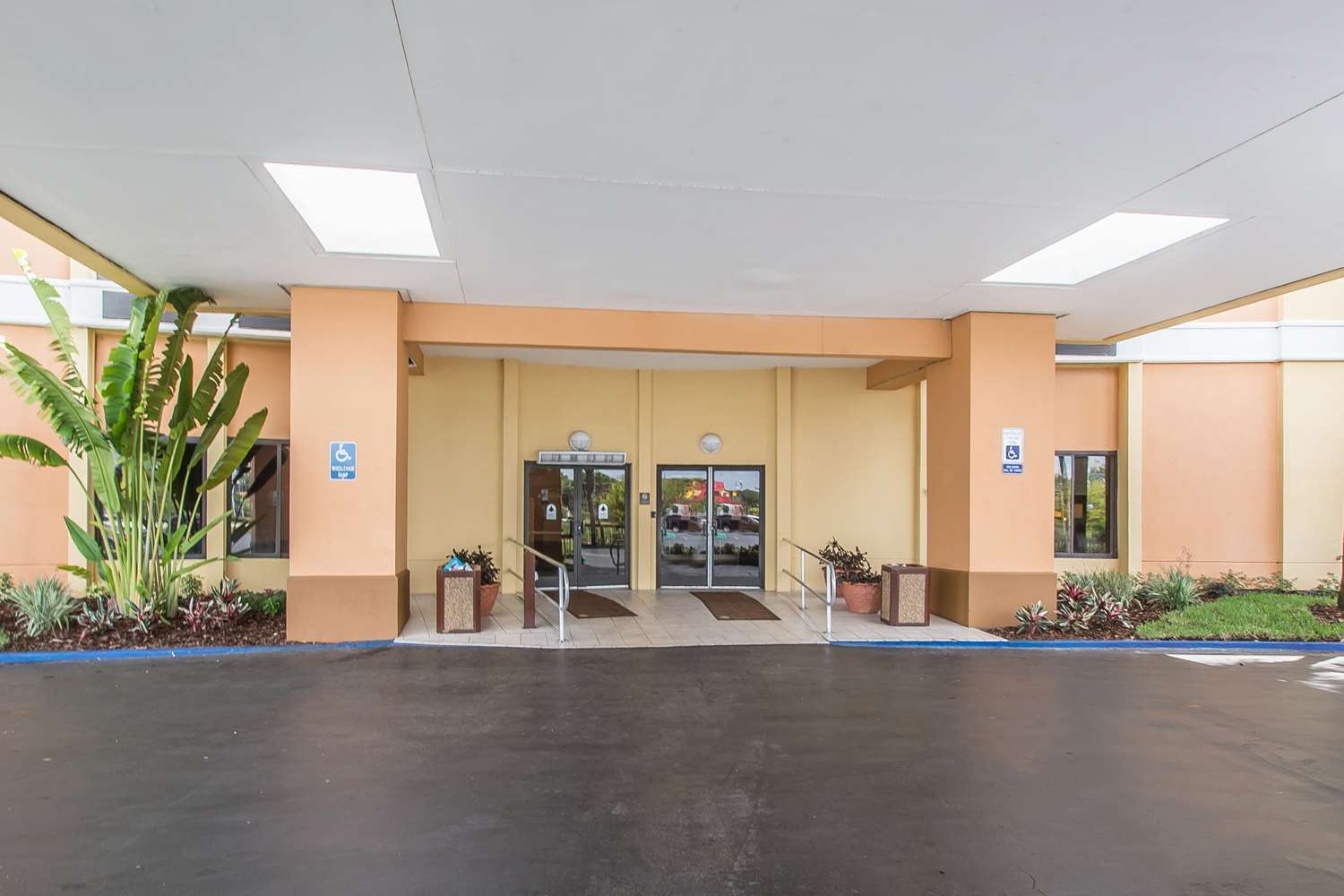 Adventure Hotel by the Parks 16/19