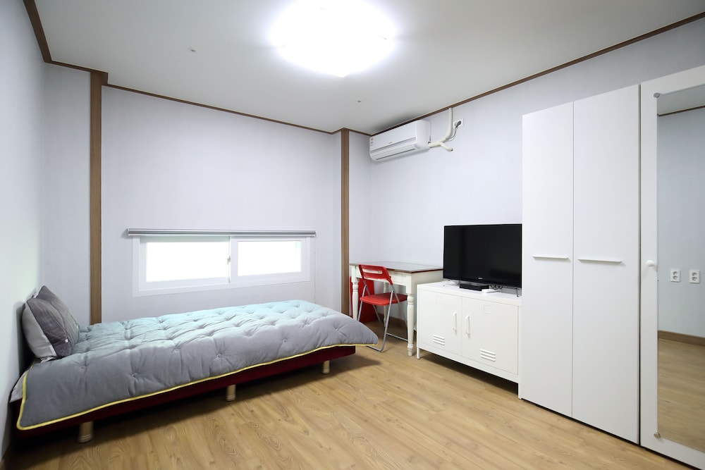ROOM, SINGLE