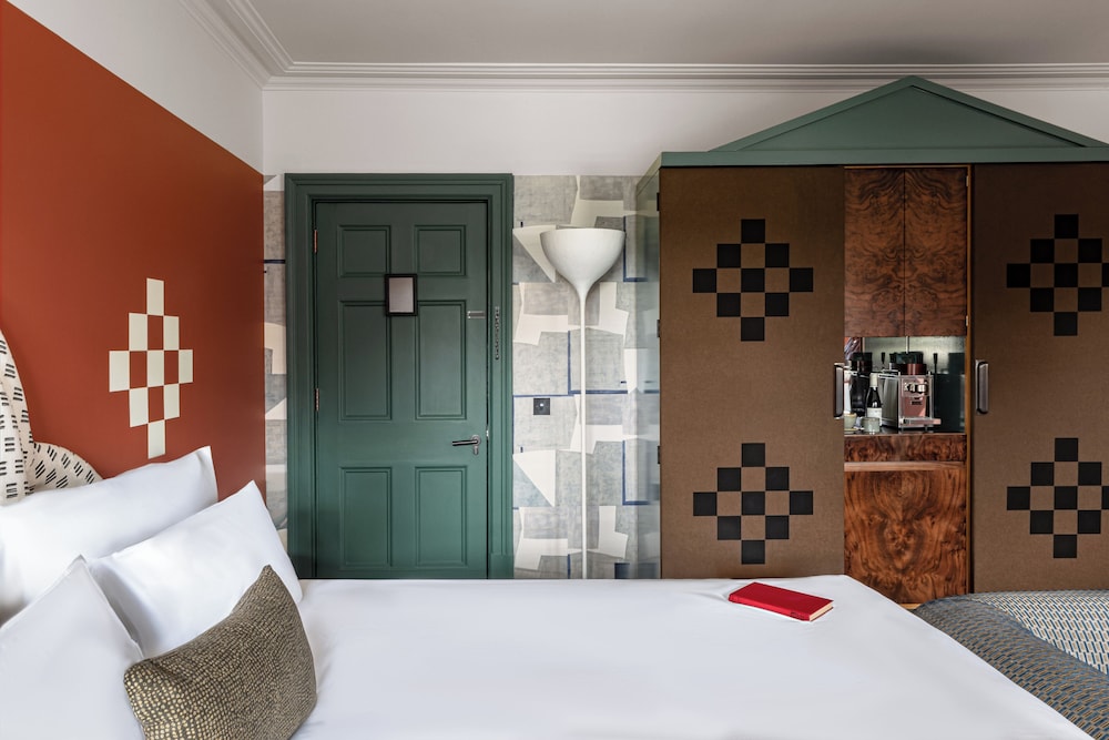Petite, Double Bed