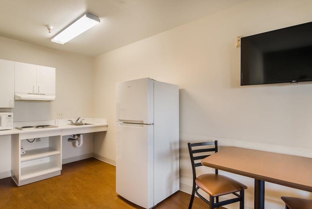 HomeTowne Studios by Red Roof Denver - Airport/Aurora 20/27