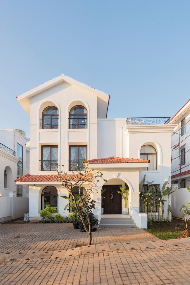 ELIVAAS Villa Paraiso 4 BHK with Pool and Bar in Siolim