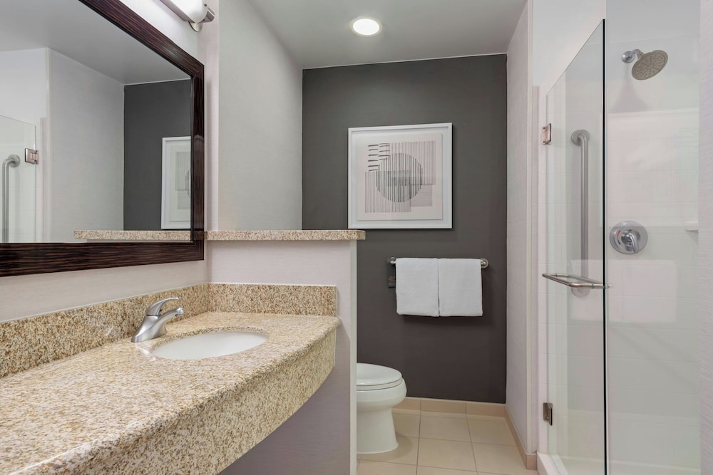 غرفة بسرير كينج مع أريكة لذوي الإعاقة، Courtyard Long Beach Airport 9/10