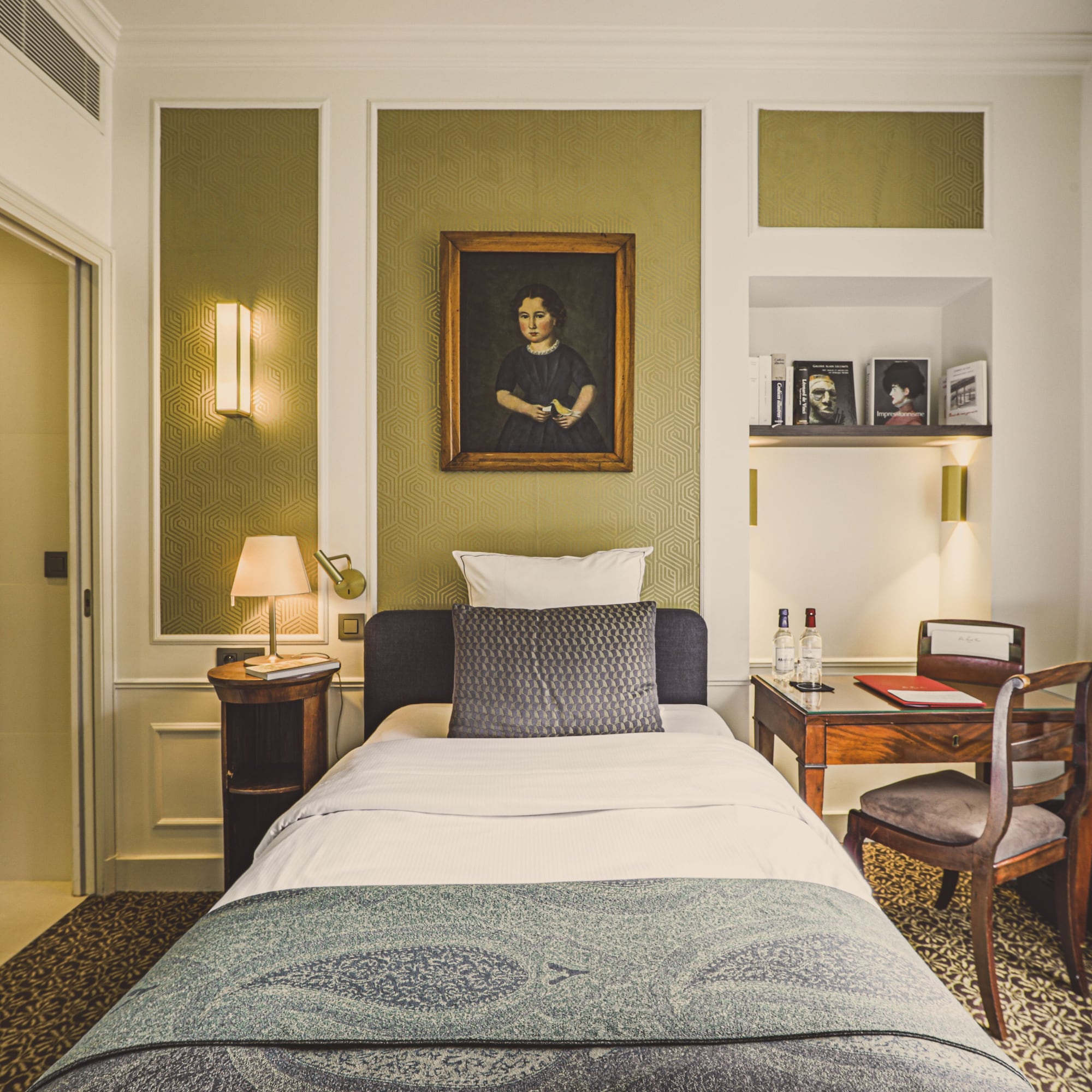 ROOM, SINGLE