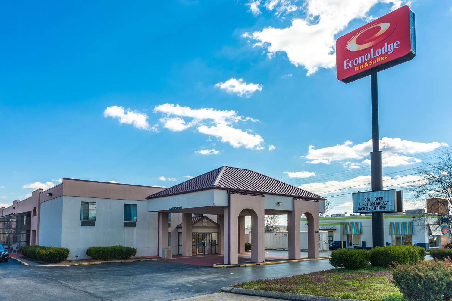 Econo Lodge & Suites Clarksville near Governors Square Mall 5/24