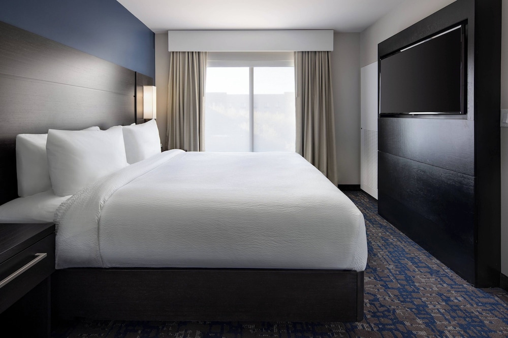 1 BEDROOM, SUITE