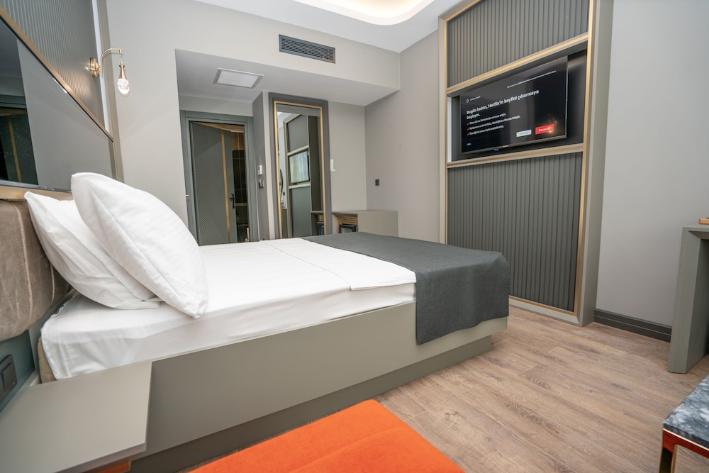 216 Ruby Suite 15/43
