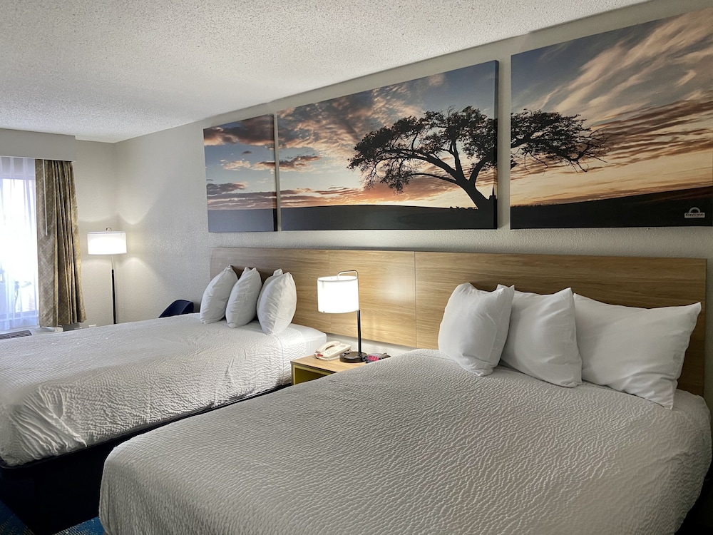 Days Inn by Wyndham Newnan 19/43