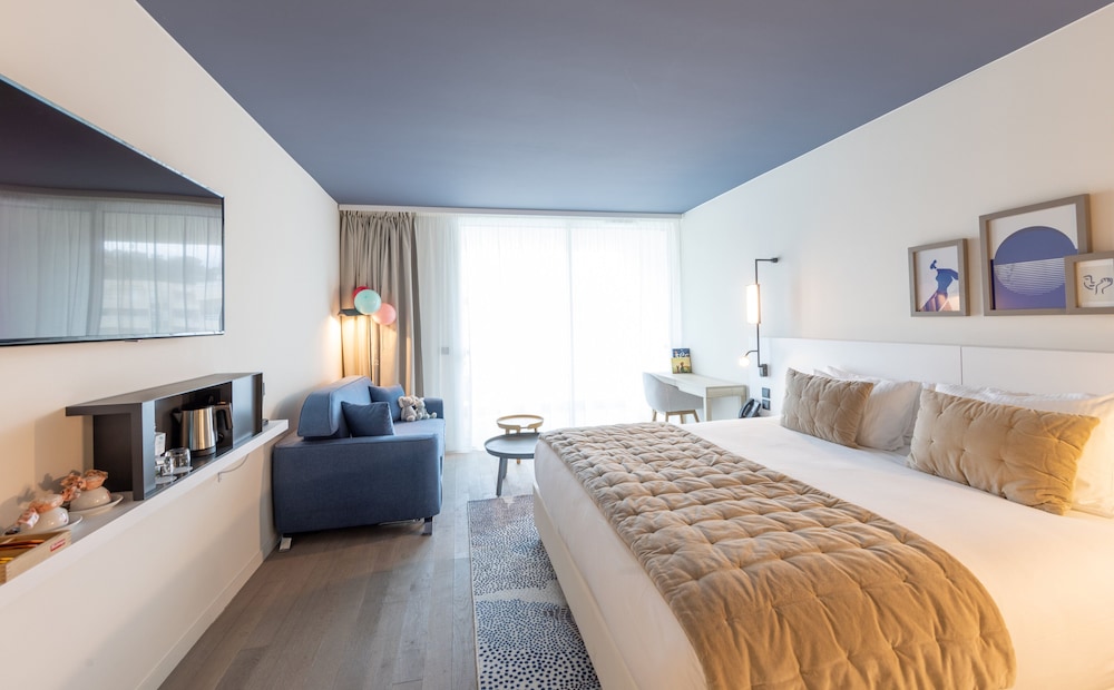 Suite, King Bed, Pool Access