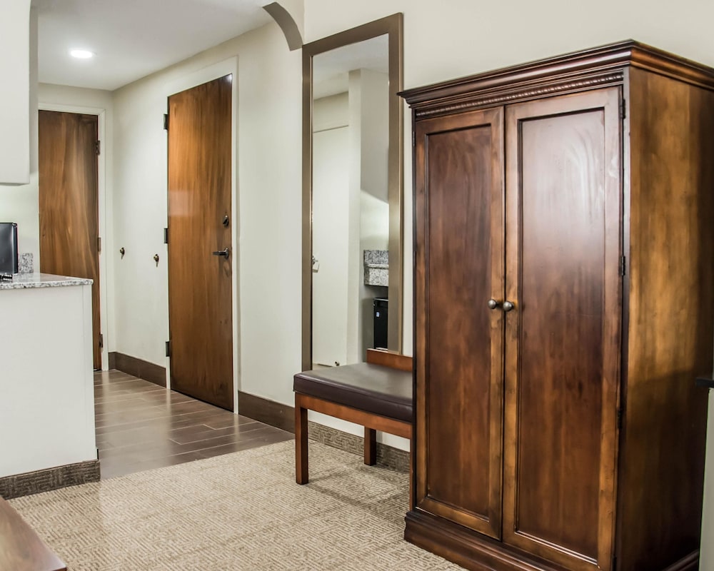 Comfort Suites University - Research Park 11/38